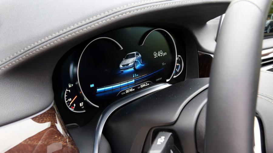 Панель приборов BMW 740e iPerformance (G11) 2018 года  (NA) (фото 9 из 40)